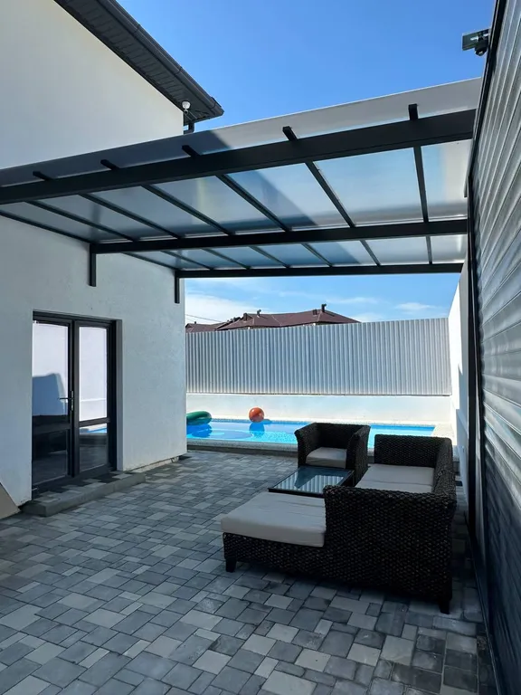 Дом с бассейном