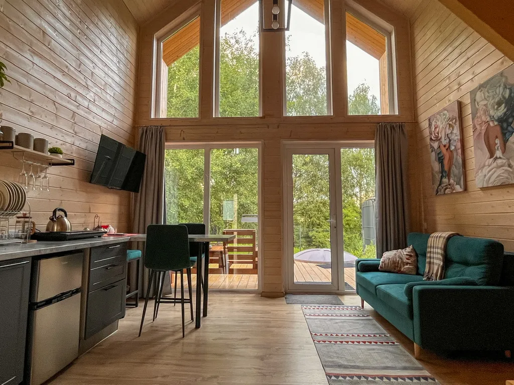 Дом на берегу реки с горячей купелью