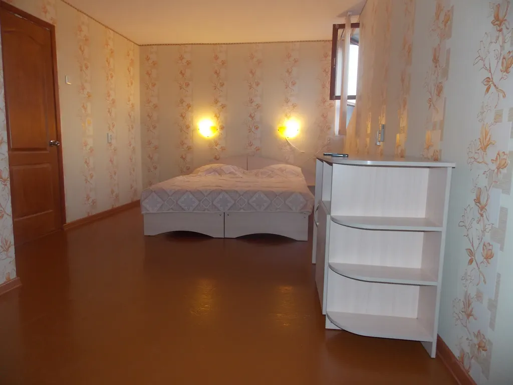 Квартира Просторная комната с кондиционером в частном доме — аренда посуточно в Феодосия