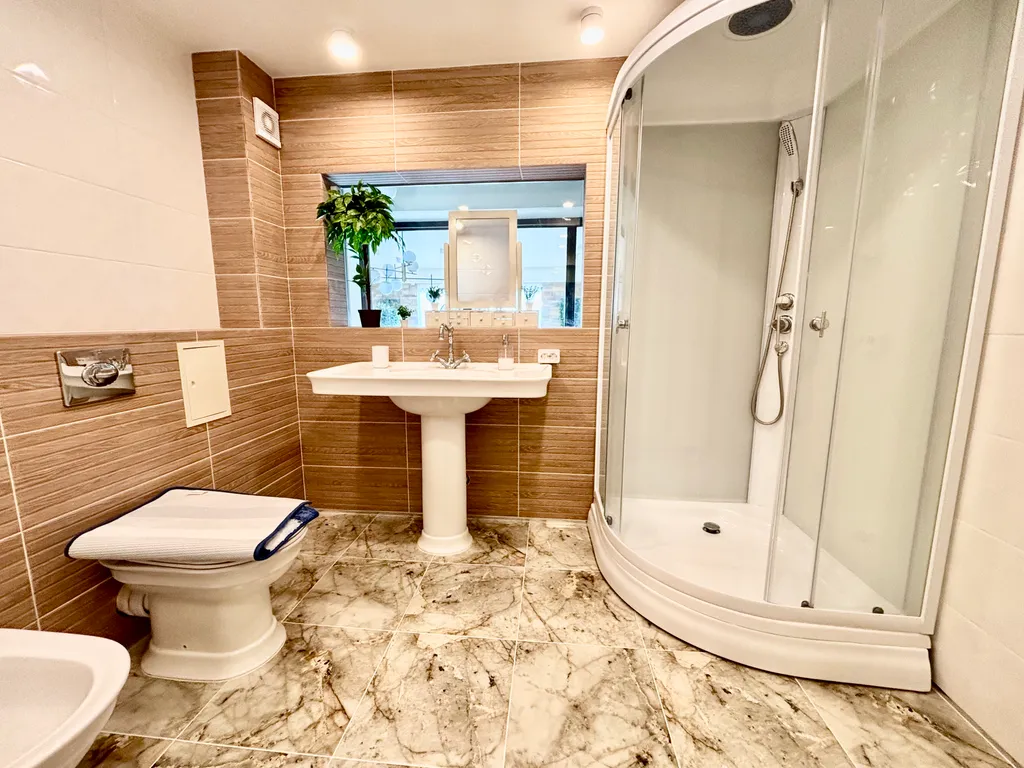 Кругозор туан-хаус с видом на реку