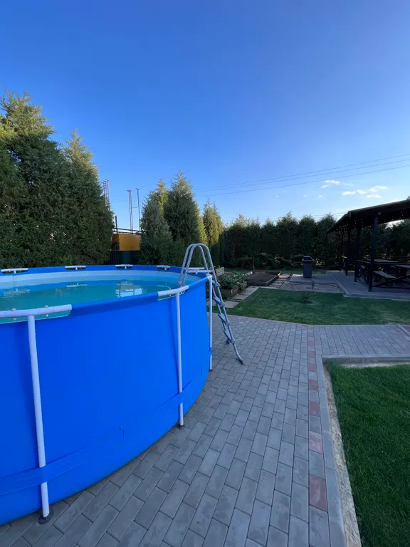 Двухэтажный коттедж на зелёной территории