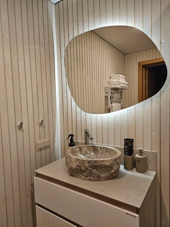 Вилла Nelli с видом на озеро и зоной барбекю среди каменной россыпи