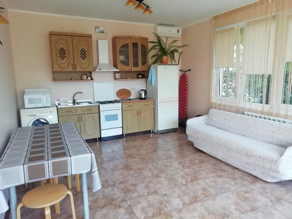 Домик с видом на сад