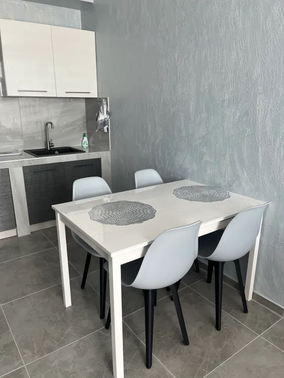 Комната с видом на море бежевая