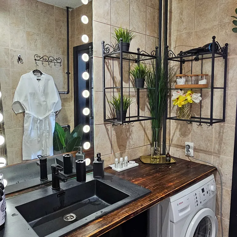 Студия с большой кроватью и ванной, кофемашиной и оплаченным кинотеатр