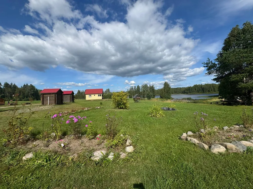 Дом из сруба у воды