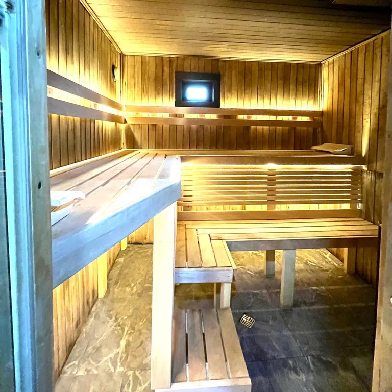 Дом с панорамными окнами на берегу озера на 6 чел с баней на територии