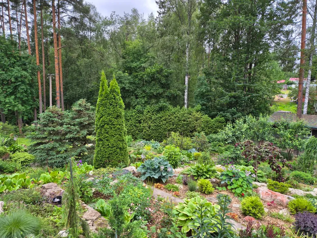 Двухэтажный загородный дом рядом с озером