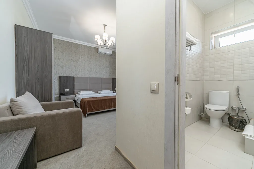 Трехместный комфорт с французским балконом с видом на территорию