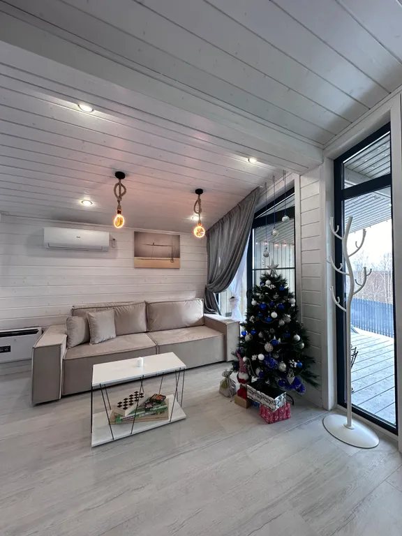 Дом на холме у леса