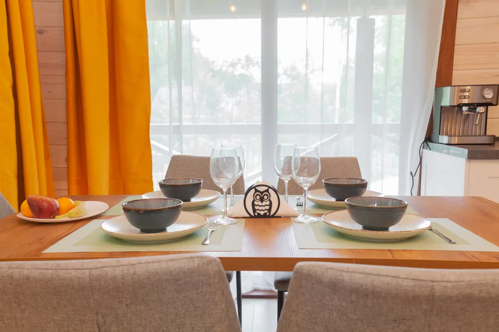 Дом у озера в лесу