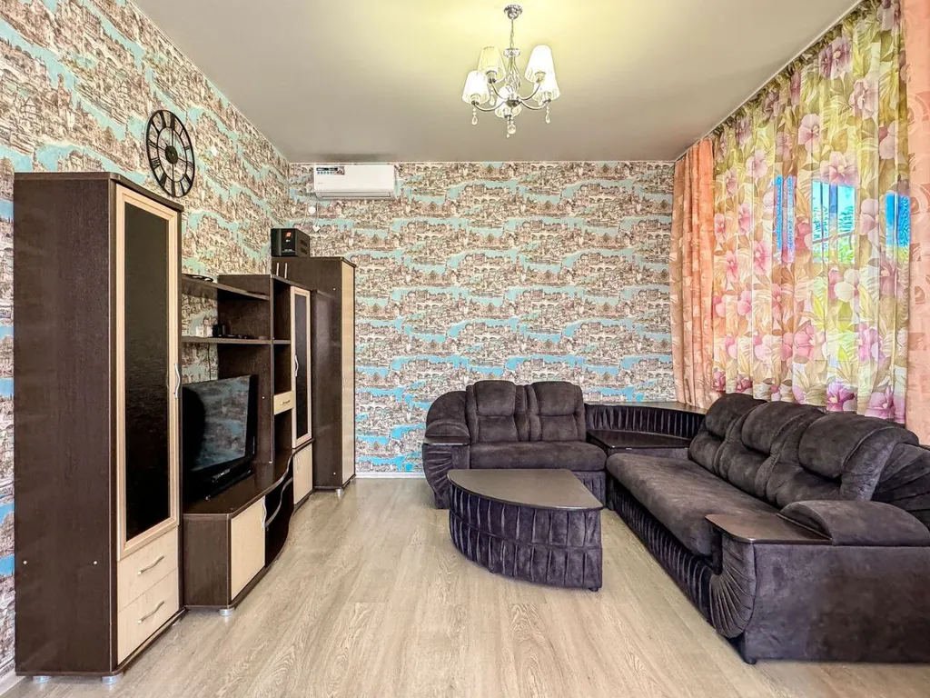 Новый дом с бассейном, садом, мангальной зоной и закрытой территорией