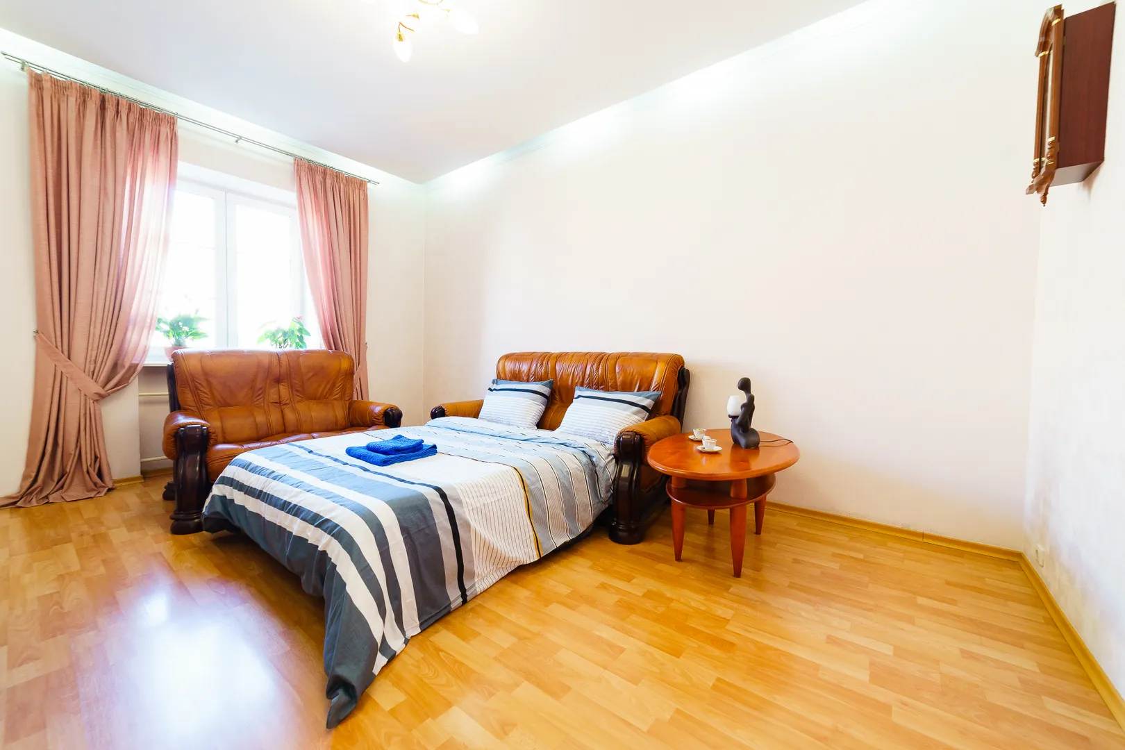 Гостиная легко трансформируется в отдельную спальню с двуспальным местом для сна и отдыха