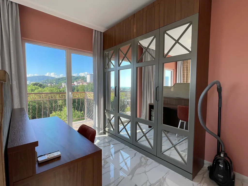 3-комнатная квартира рядом с морем, панорамные окна с видом на море