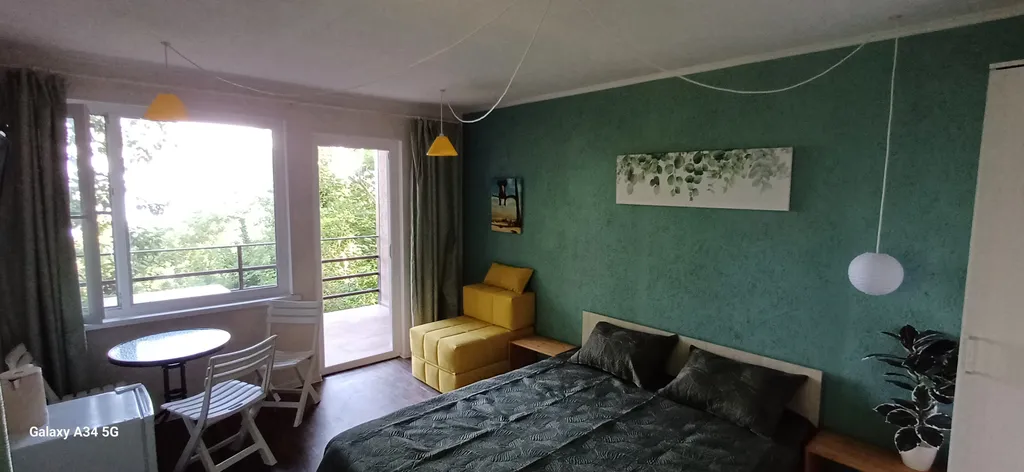 Уютная комната в доме Остановка Море с видом на море и лес