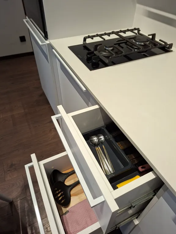 Трёхкомнатная квартира в центре Тбилиси с балконом, вид во двор