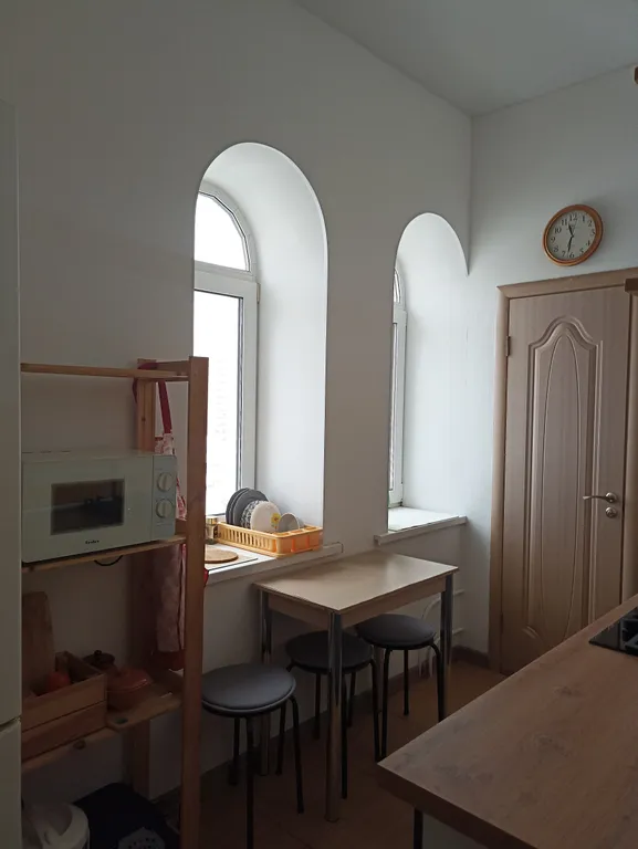 Мансарда в сталинке с арочными окнами