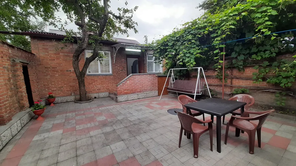 Уютный дом в центре города с местом для парковки автомобиля