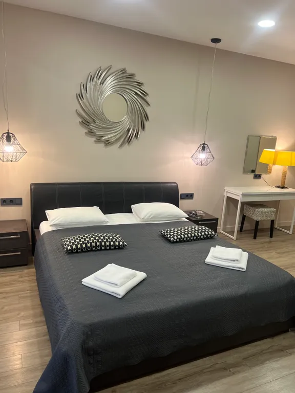 Уютная квартира с видом на морской порт и горы