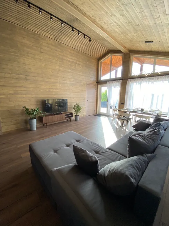 Дом в прибрежном парке