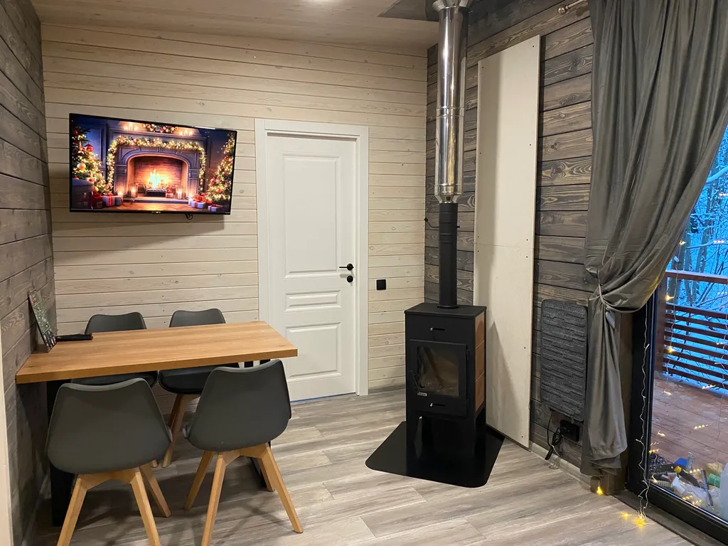 Дом с камином на берегу ручья