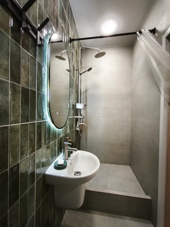 Центр. Сталинка с балконом с красивым видом на бульвар возле университа