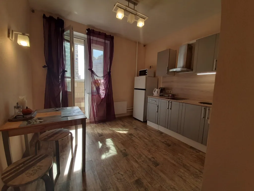 Солнечная 1-комнатная квартира на высоком этаже