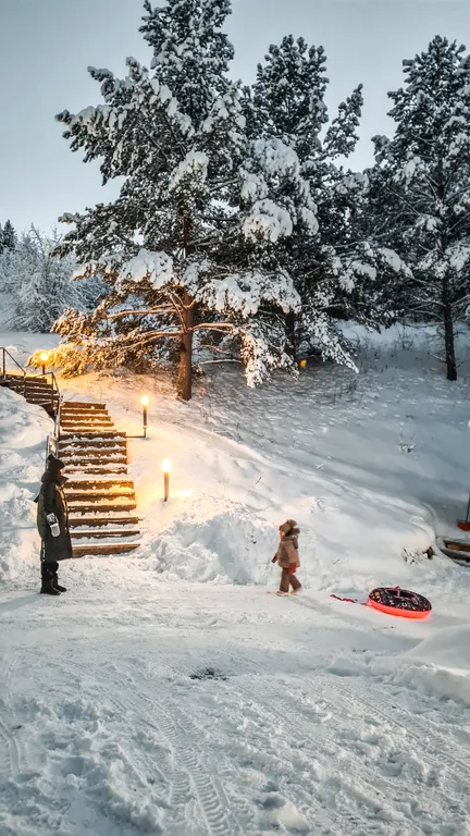 Треугольный домик с видом на лес и горы