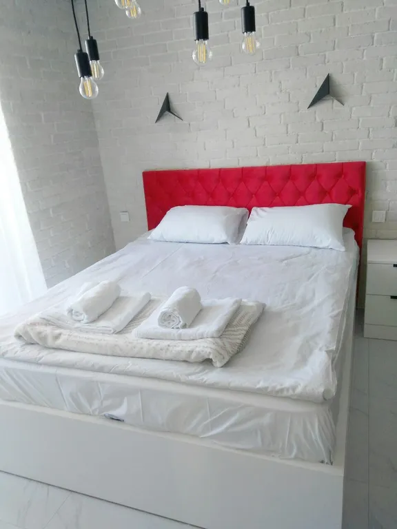 Дизайн-студия со стеклянной спальней