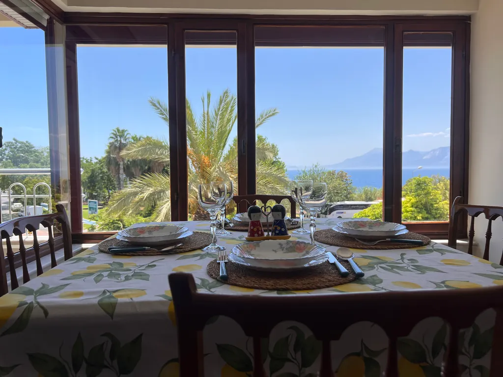 Spacious luxury waterfront flat