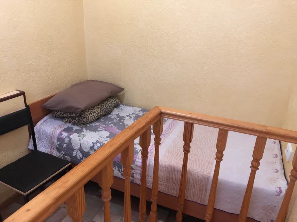 Маленький двухэтажный домик, возле моря