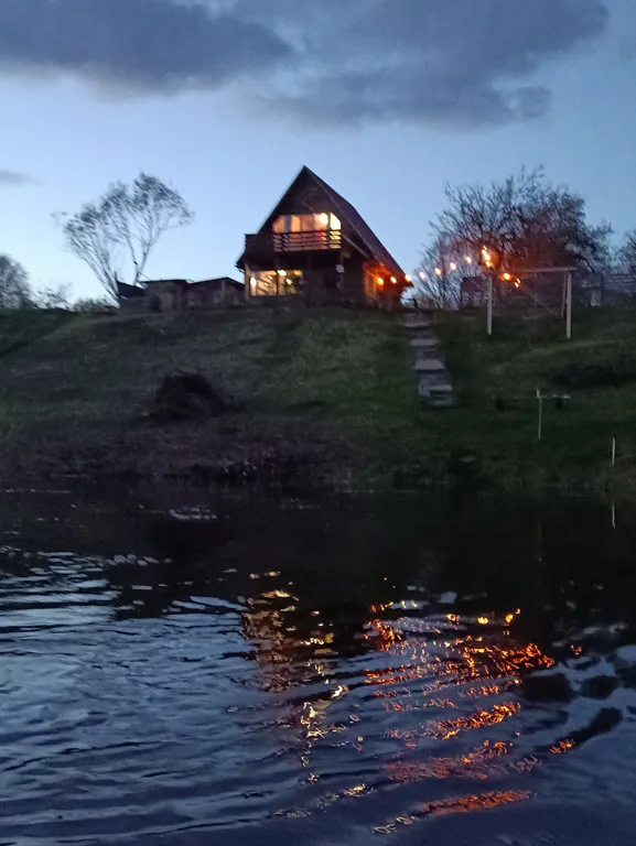 Домик в деревне на берегу реки