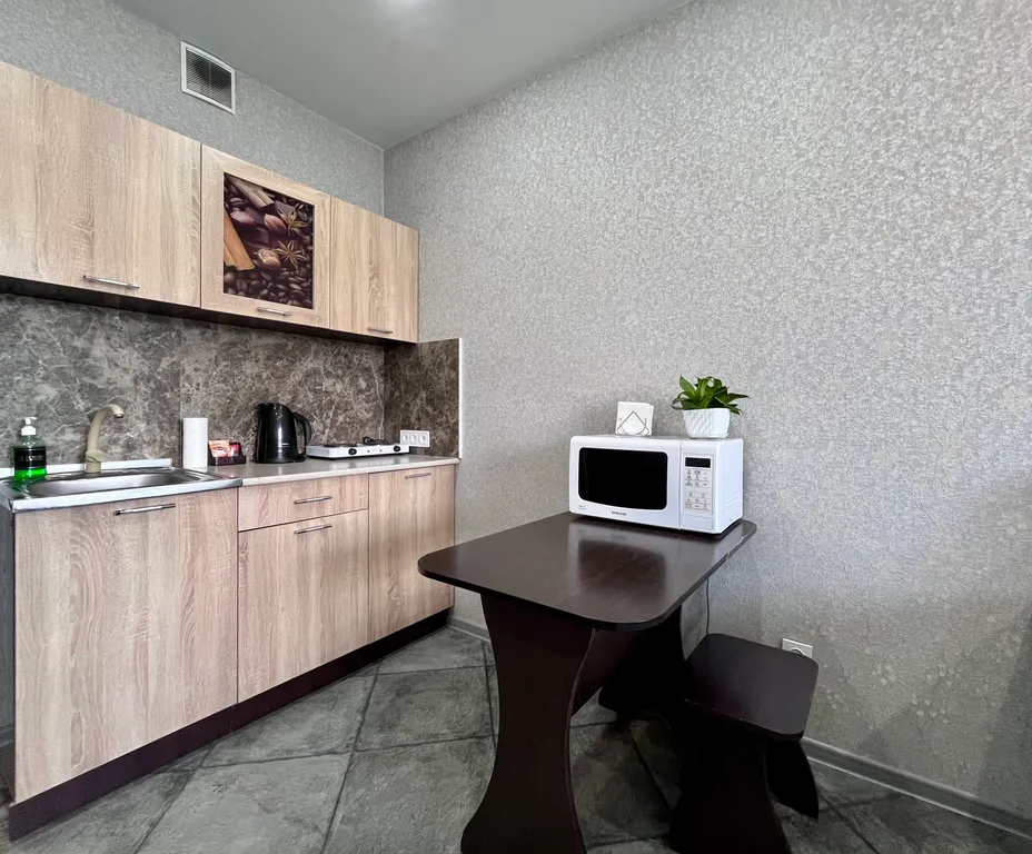 Апартамент с балконом возле аэропорта