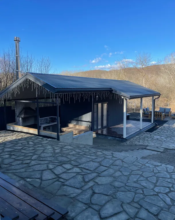 Уютный дом у горной реки