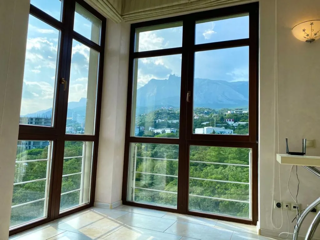 Квартира-студия с видом на море, парк Чаир и гору Ай-Петри