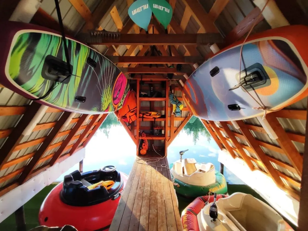 Дом отдыха на берегу озера