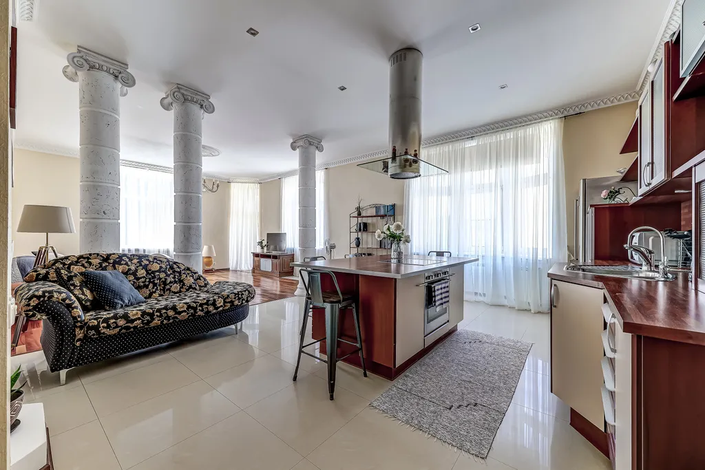 Просторная солнечная студия с круглым балконом