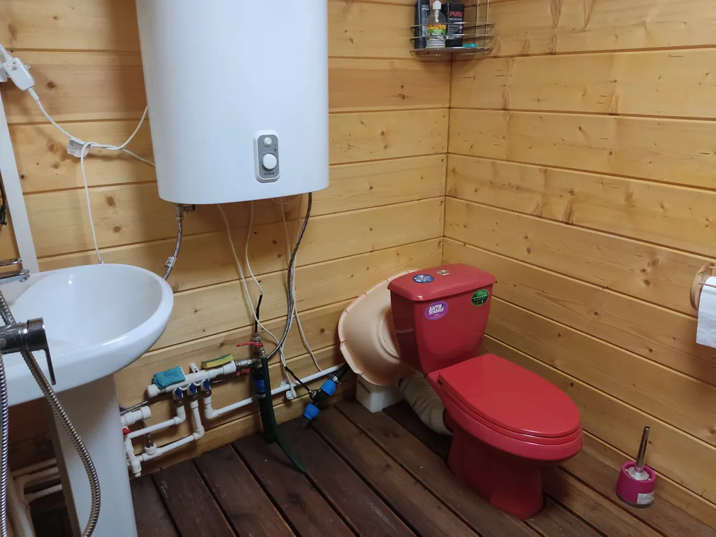 Сказочный плавучий домик в Ладожской шхере на воде