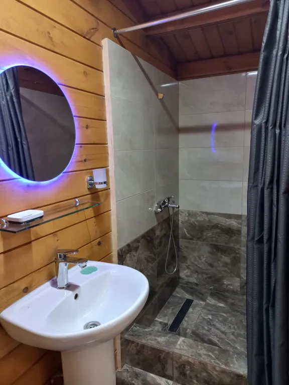 Коттедж Эко домик с парковкой рядом с горной рекой — Гагра