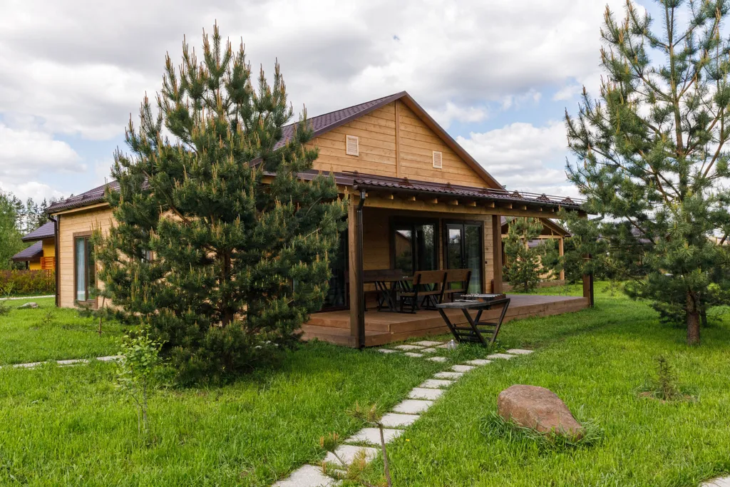 Трёхкомнатный коттедж в лесу у пруда