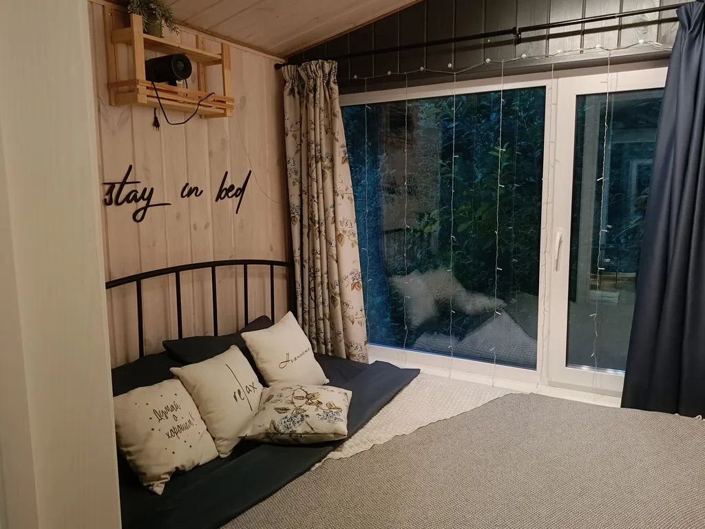 Светлый домик на опушке леса