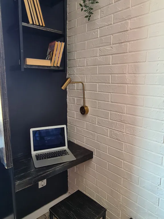 Студия с камином