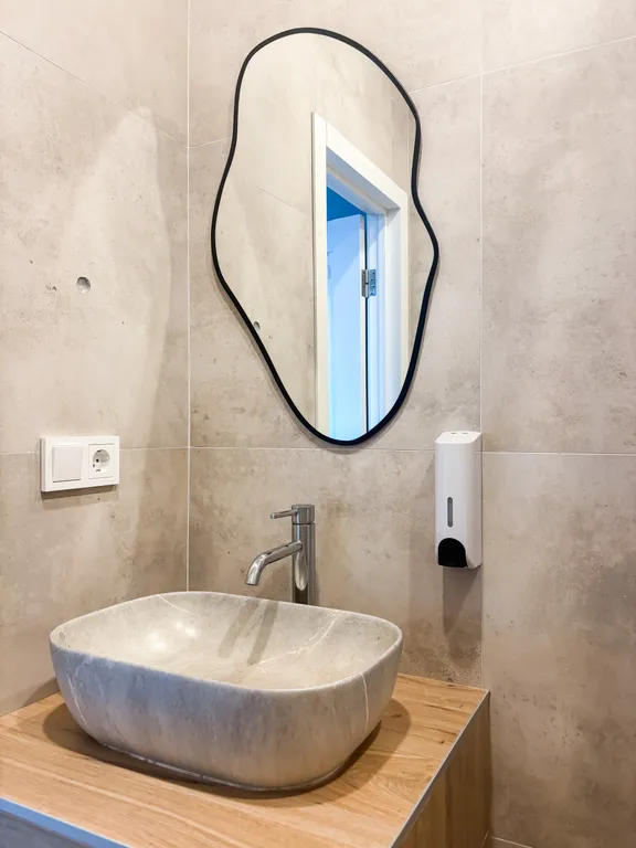 Квартира Квартира Уютная студия Серая с панорамными окнами и балконом в центре — Калининград