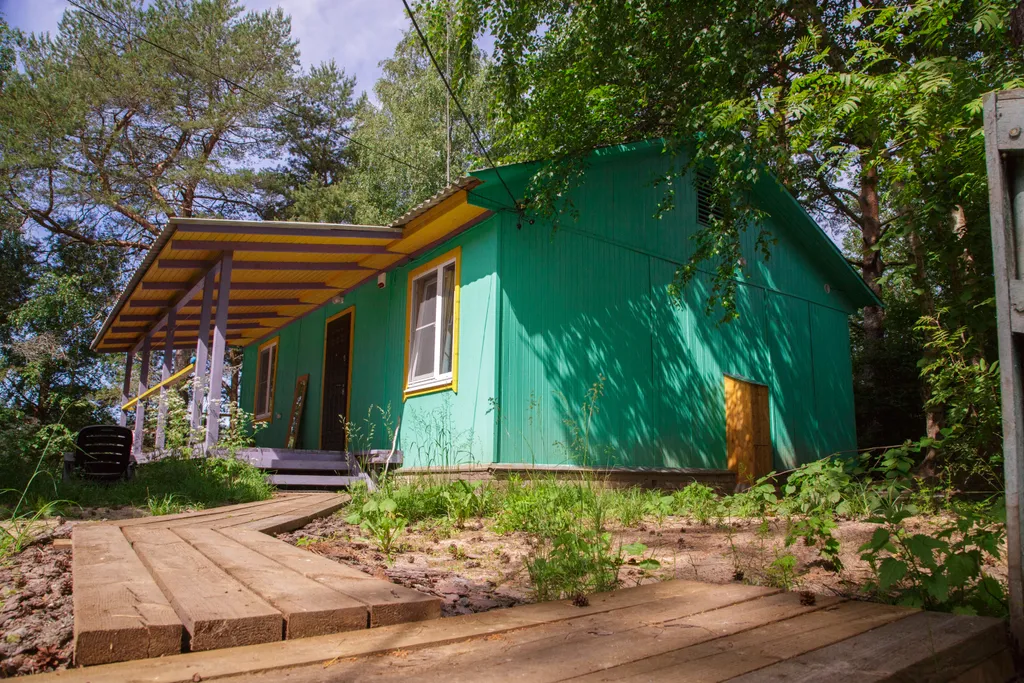 Уютный деревянный дом на берегу реки