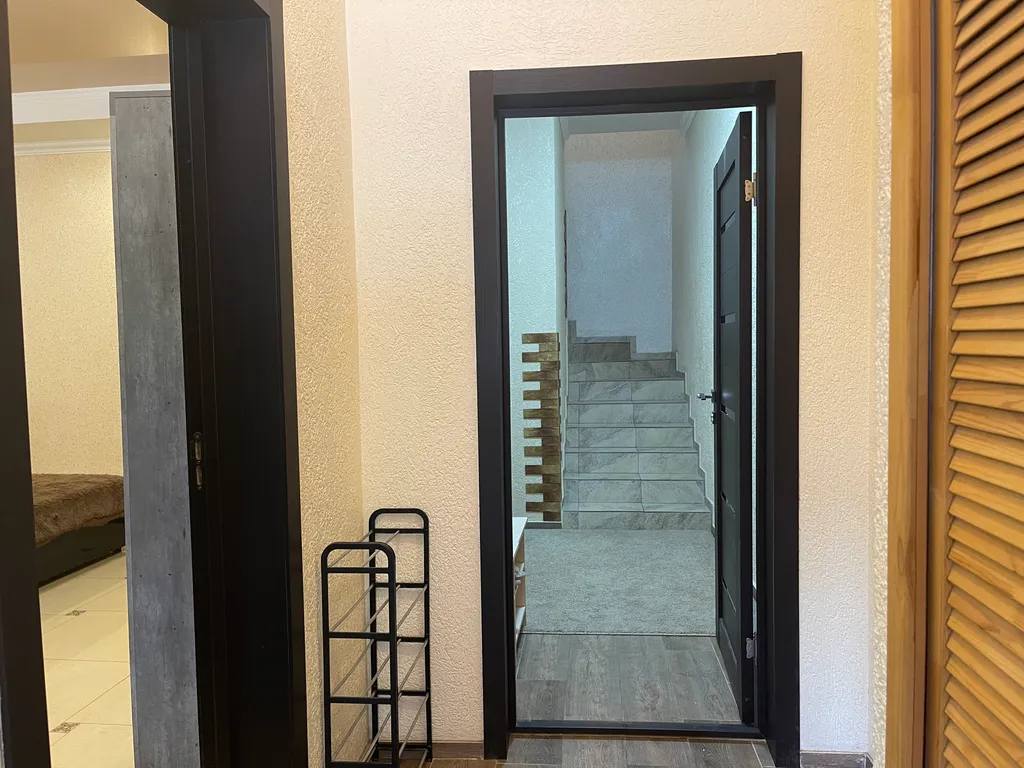 Коттедж 3 этажа, 4 комнаты.. В центре п. Небуг.