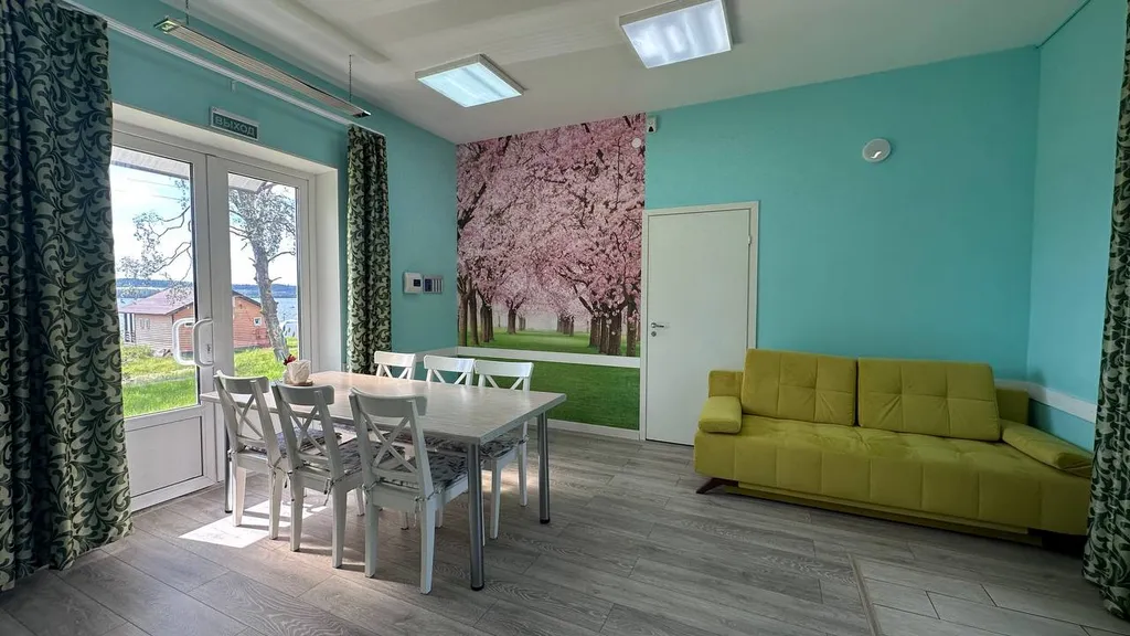 Семейный апартамент с просторной гостиной и просторной спальней