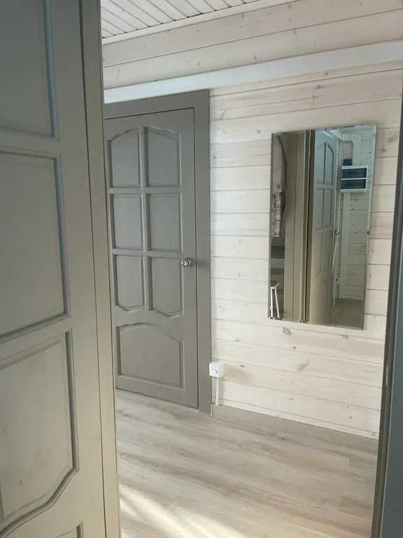 Уютный дом в лесу с видом на залив