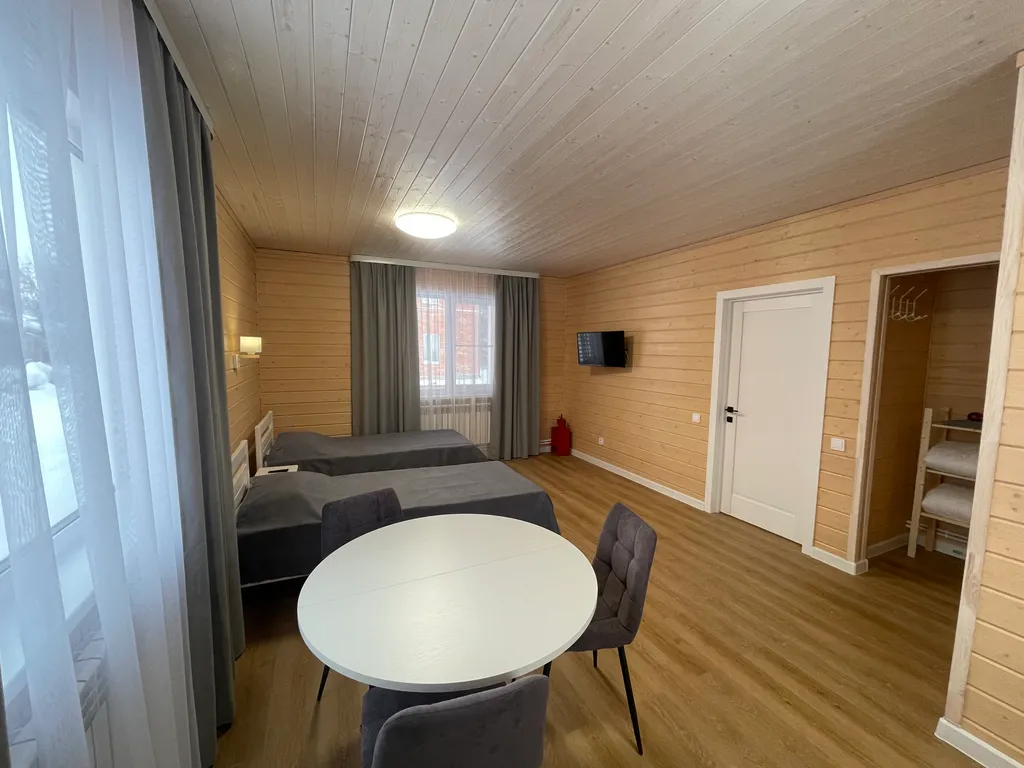 Студия на берегу озера рядом с сосновым бором