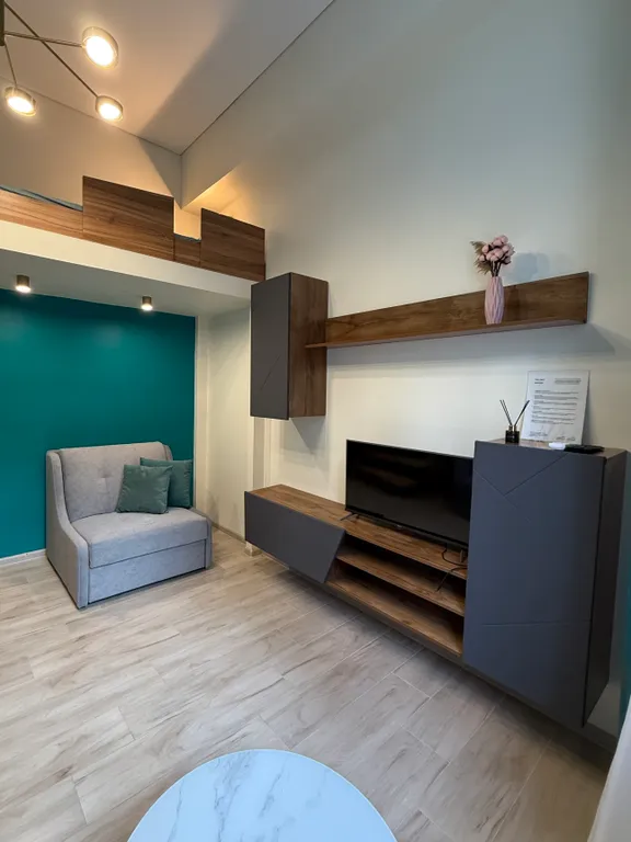 Квартира-студия с кипарисами за окном