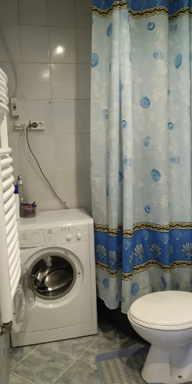 Небольшая, очень светлая и летом с приятной прохладой квартира